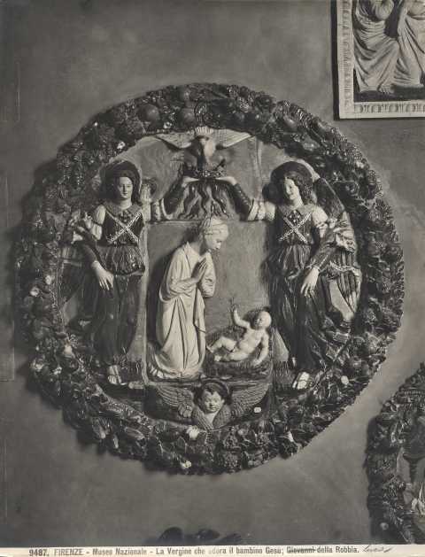 Brogi — Firenze - Museo Nazionale - La Vergine che adora il bambino Gesù; Giovanni della Robbia. — insieme